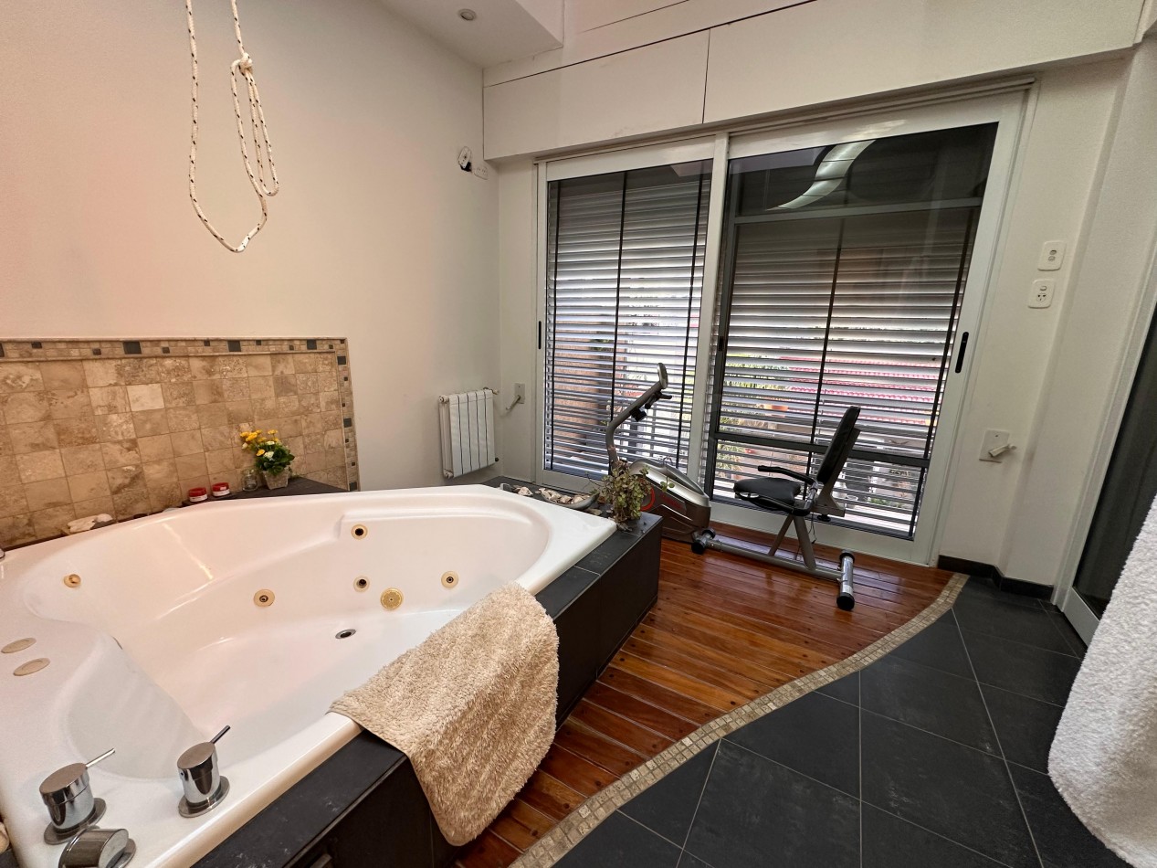 VENDO IMPORTANTE CASA DE 4 DOR, 3 BAÑOS, 2 COCHERAS, JARDIN U$S 380.00.