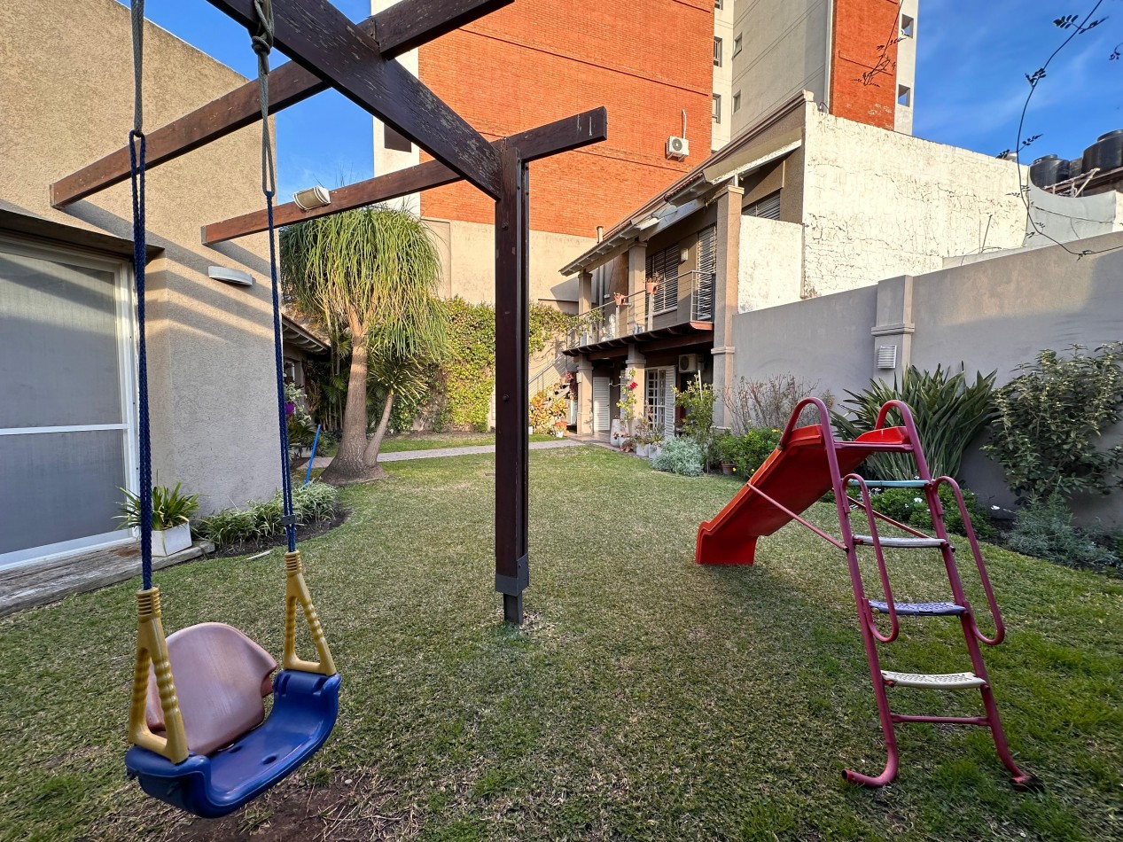 VENDO IMPORTANTE CASA DE 4 DOR, 3 BAÑOS, 2 COCHERAS, JARDIN U$S 380.00.