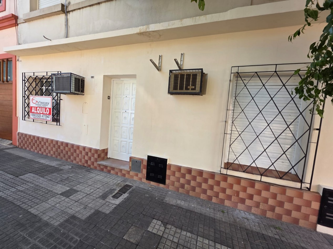 ALQUILO CASA CENTRICA 2 DOR CON PATIO $450.000 +TASAS MUNICIPALES