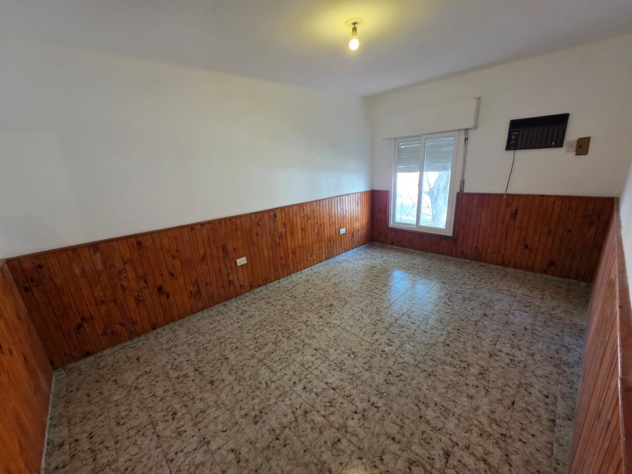 ALQUILO CASA CENTRICA 2 DOR CON PATIO $450.000 +TASAS MUNICIPALES