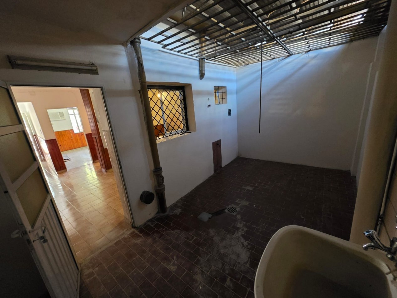 ALQUILO CASA CENTRICA 2 DOR CON PATIO $450.000 +TASAS MUNICIPALES