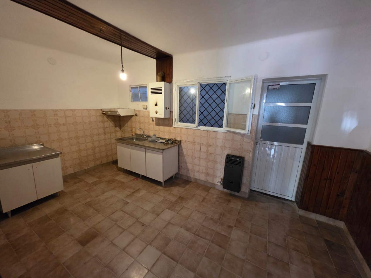 ALQUILO CASA CENTRICA 2 DOR CON PATIO $450.000 +TASAS MUNICIPALES