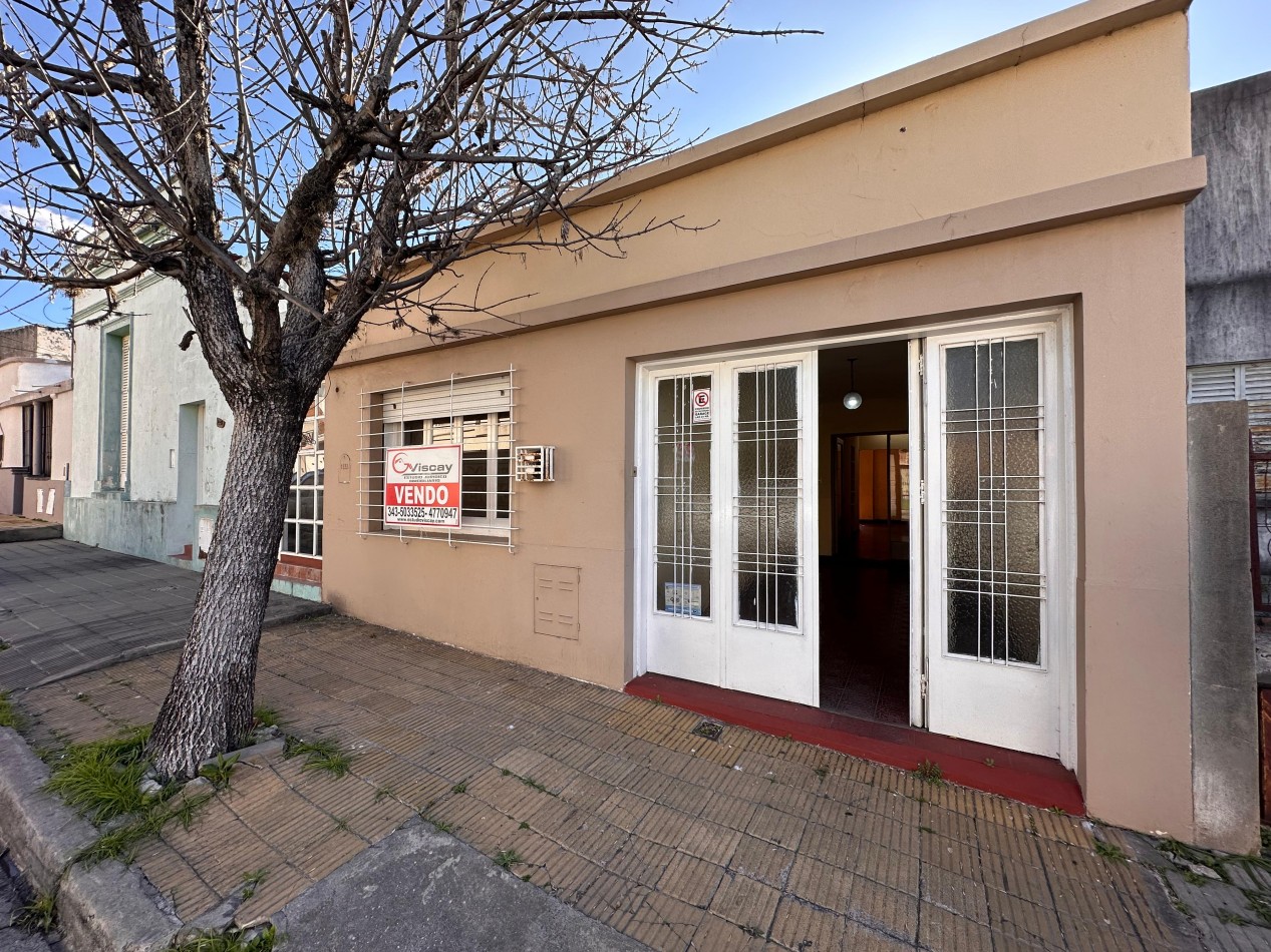 VENDO CASA CENTRICA 3 DOR, COCHERA, PATIO VERDE U$S 52.000