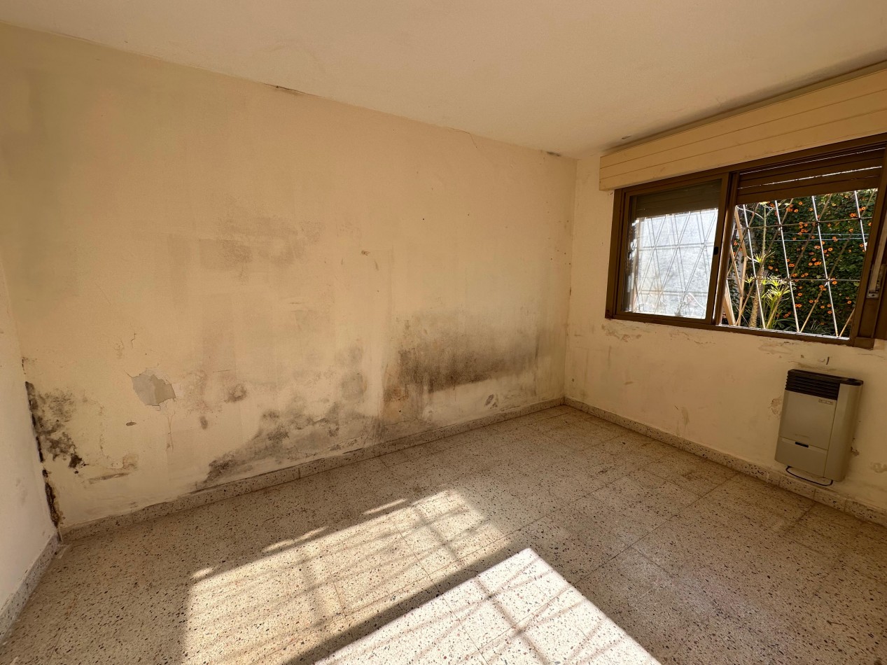 VENDO CASA CENTRICA 3 DOR, COCHERA, PATIO VERDE U$S 52.000