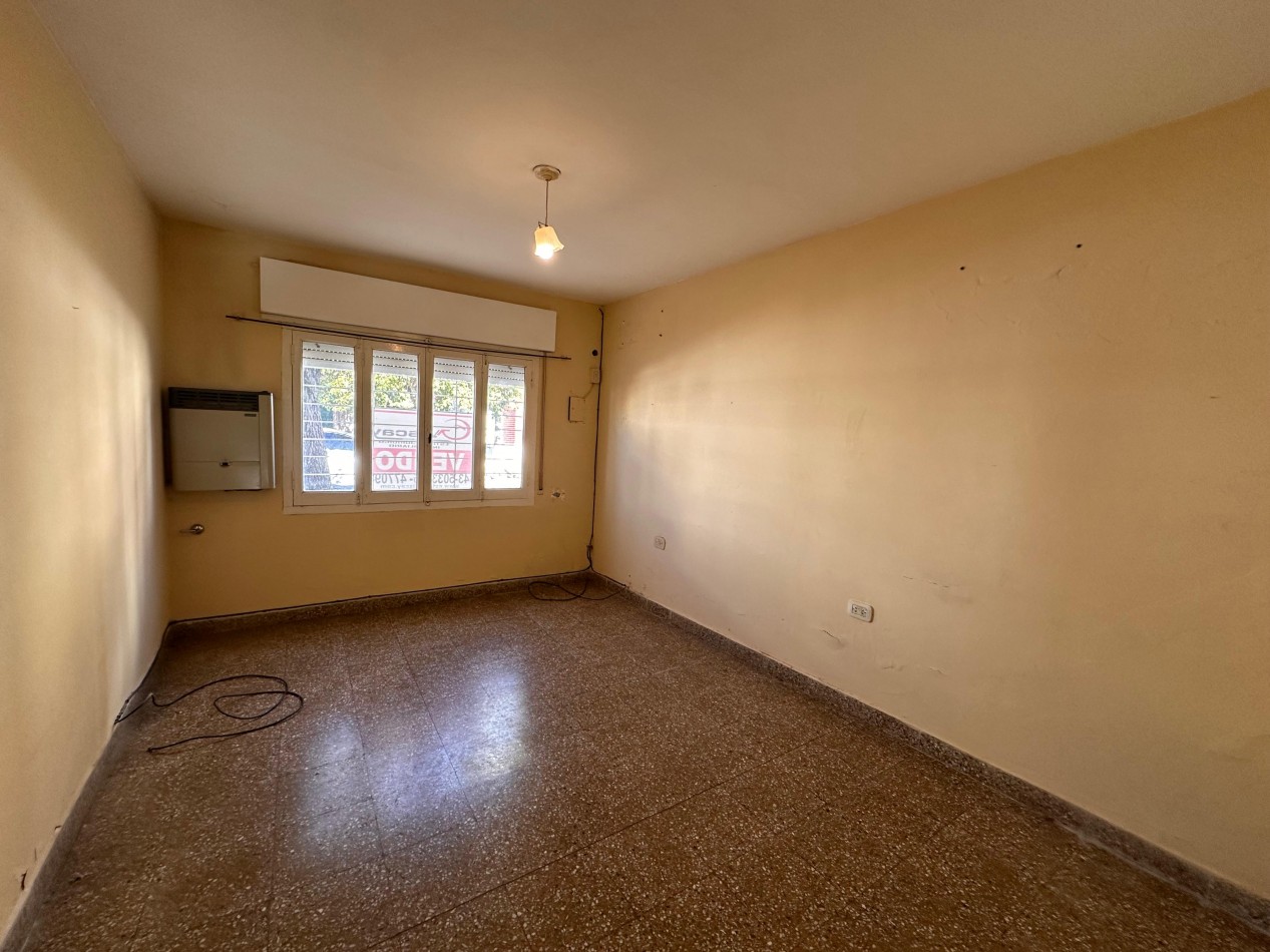 VENDO CASA CENTRICA 3 DOR, COCHERA, PATIO VERDE U$S 52.000