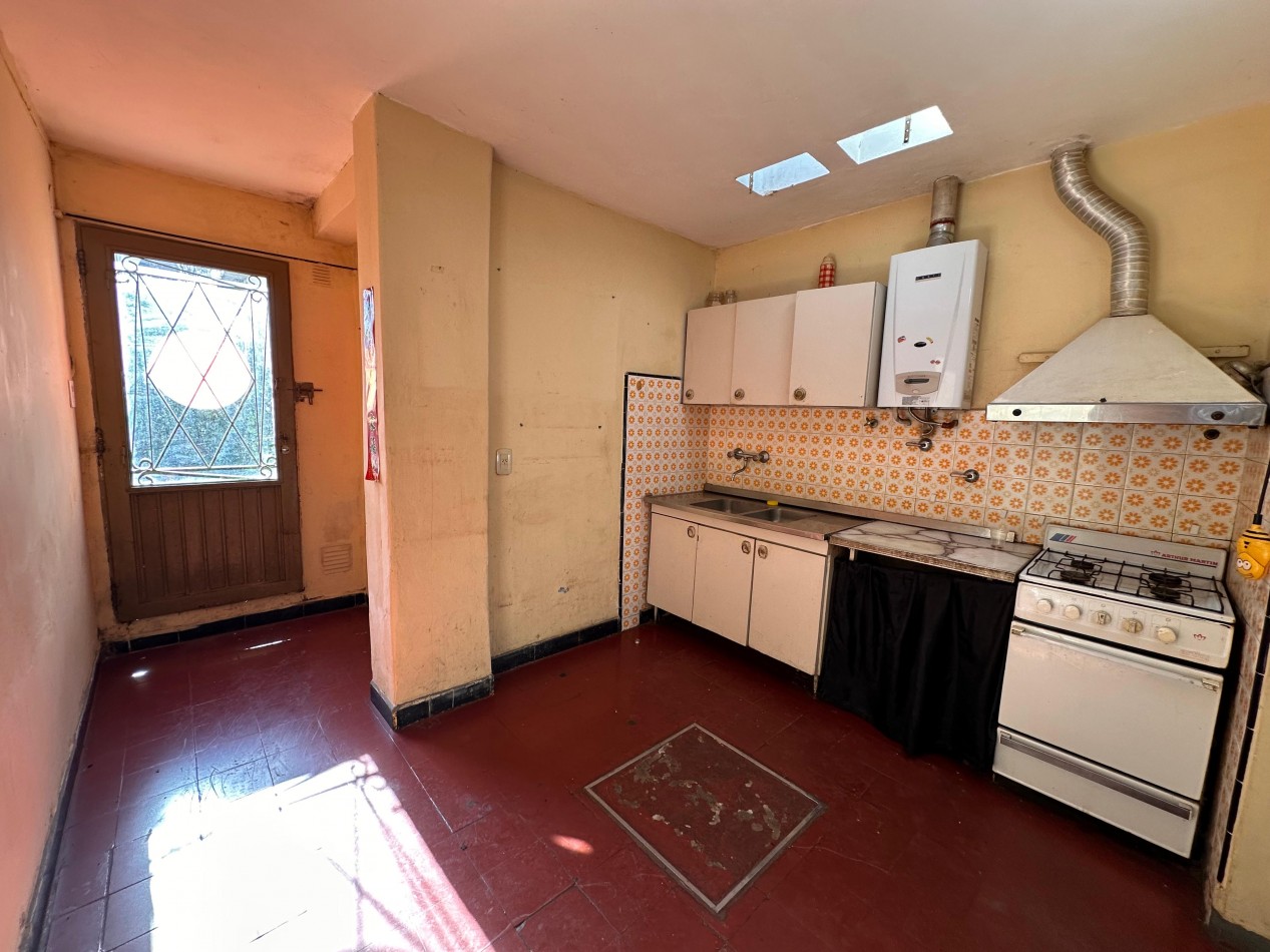 VENDO CASA CENTRICA 3 DOR, COCHERA, PATIO VERDE U$S 52.000