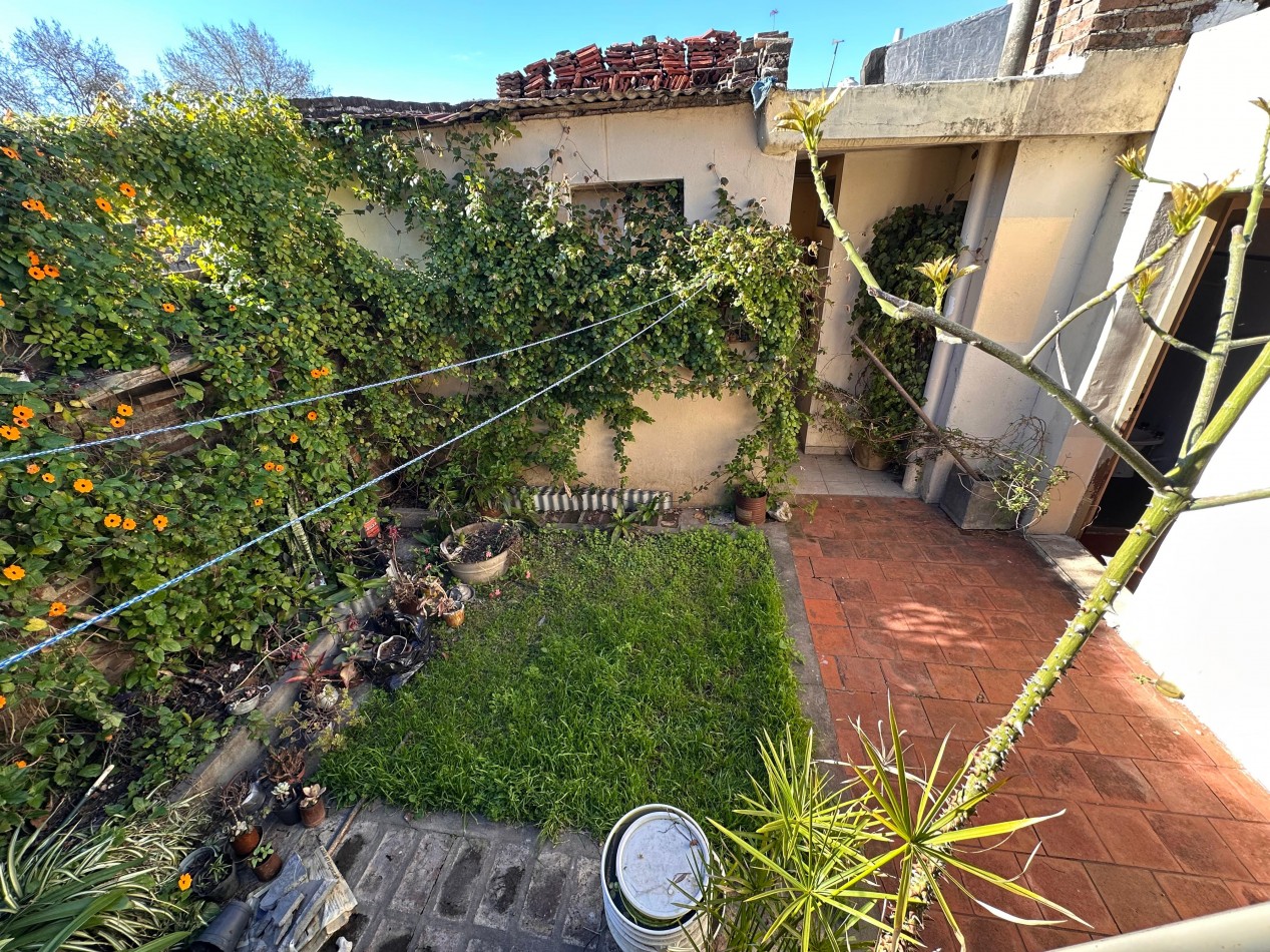 VENDO CASA CENTRICA 3 DOR, COCHERA, PATIO VERDE U$S 52.000