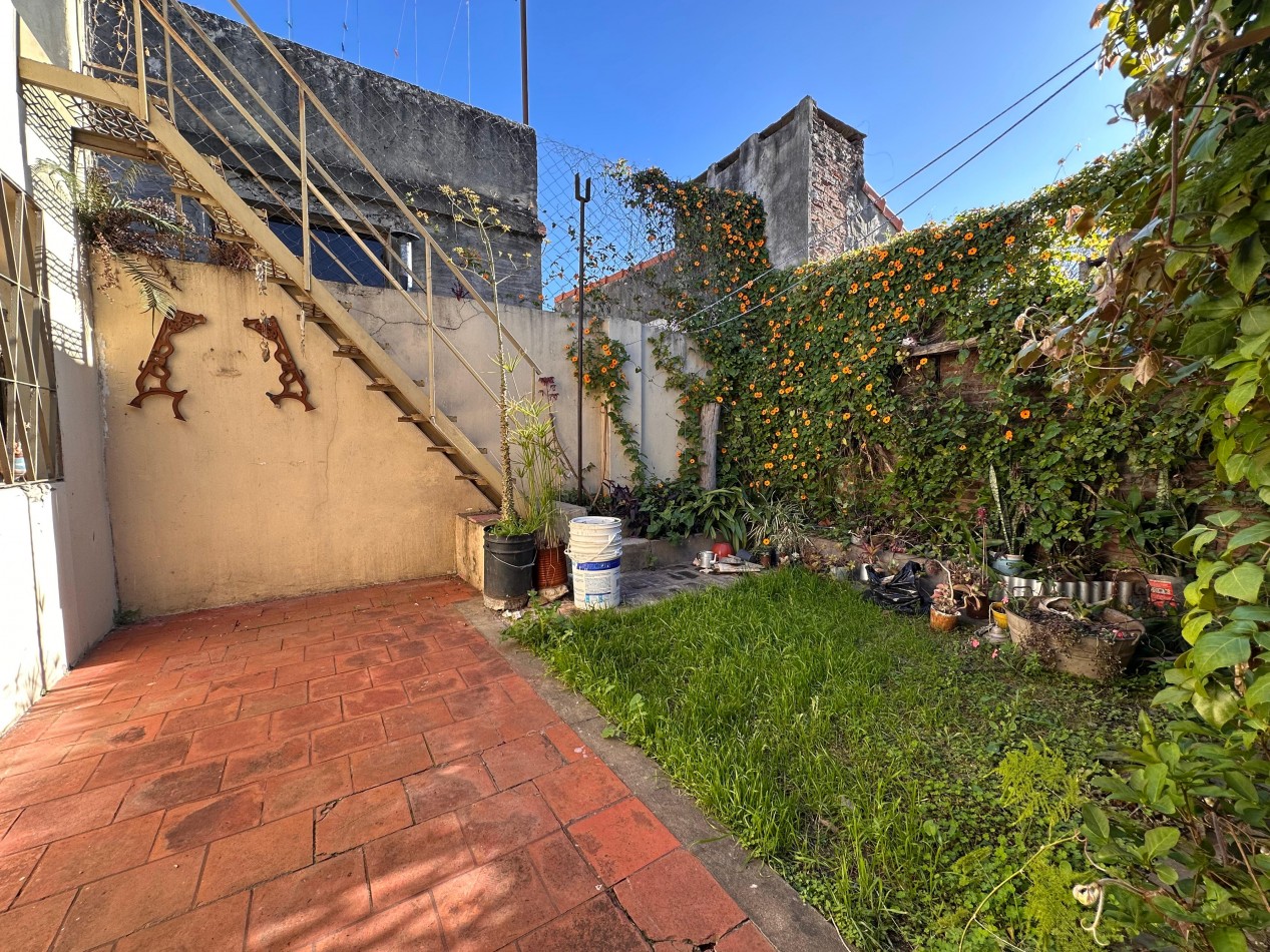VENDO CASA CENTRICA 3 DOR, COCHERA, PATIO VERDE U$S 52.000