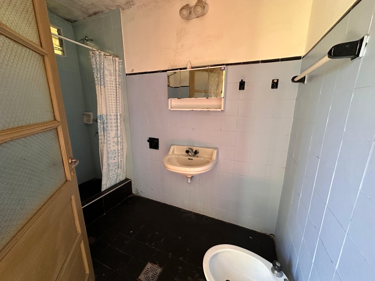 VENDO CASA CENTRICA 3 DOR, COCHERA, PATIO VERDE U$S 52.000