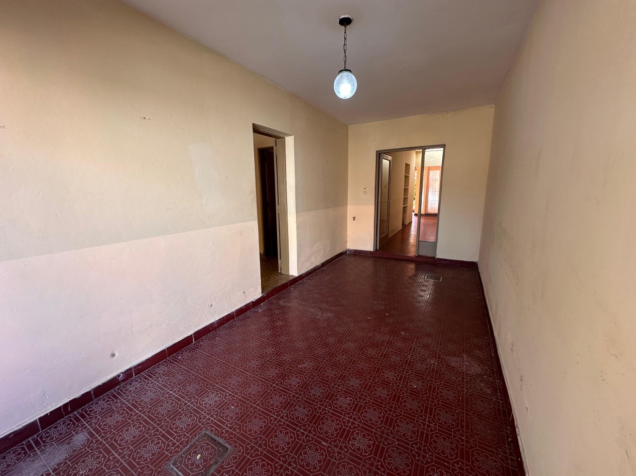 VENDO CASA CENTRICA 3 DOR, COCHERA, PATIO VERDE U$S 52.000