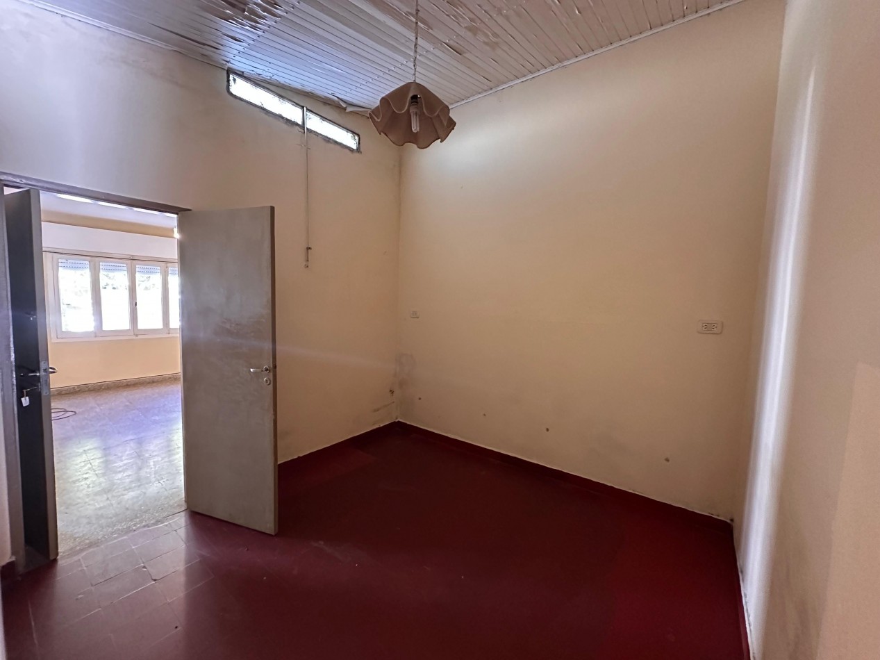 VENDO CASA CENTRICA 3 DOR, COCHERA, PATIO VERDE U$S 52.000