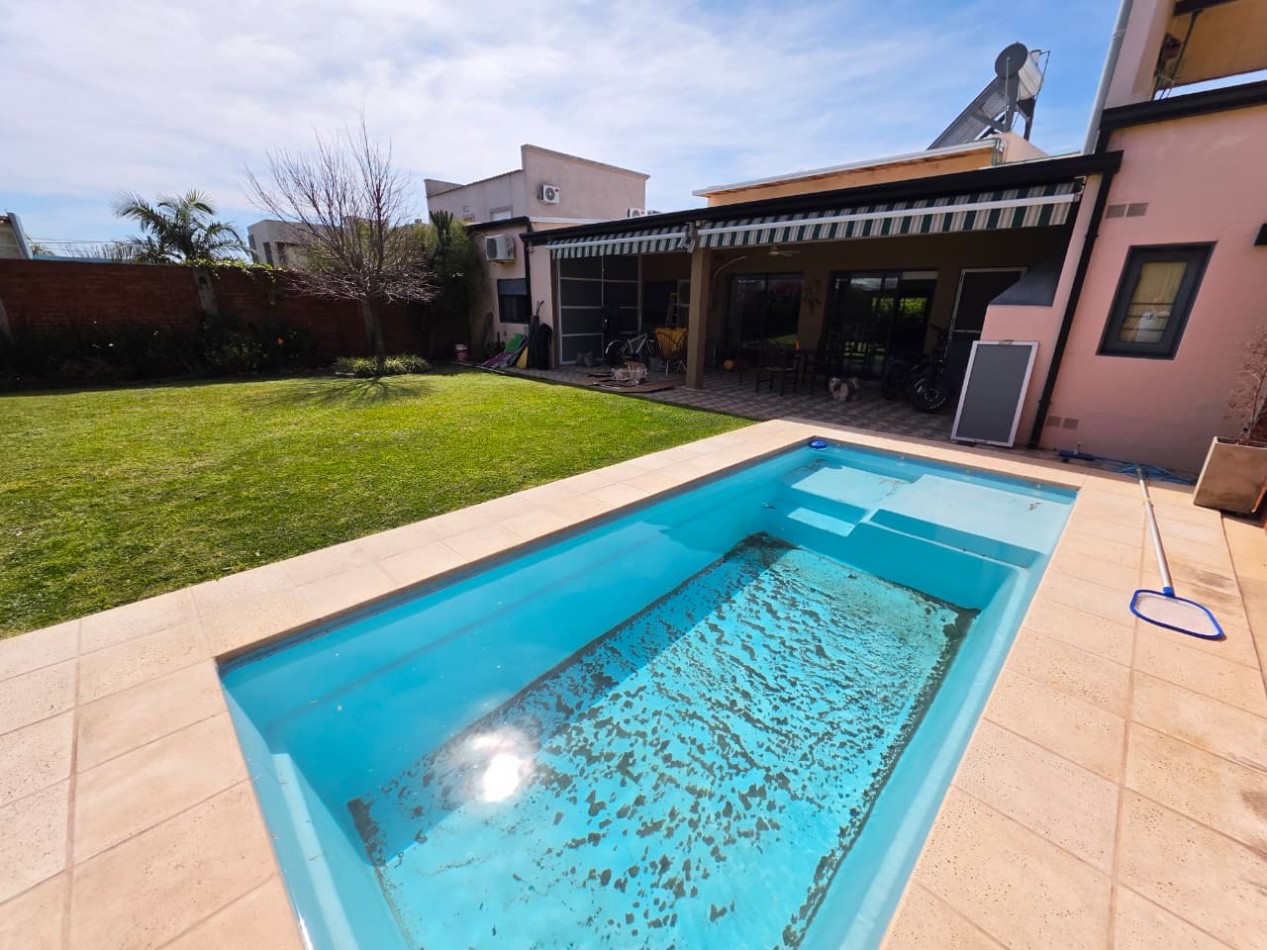 VENDO HERMOSA CASA 4 DOR, 4 BAÑOS, JARDIN, PILETA U$S 240.000.-