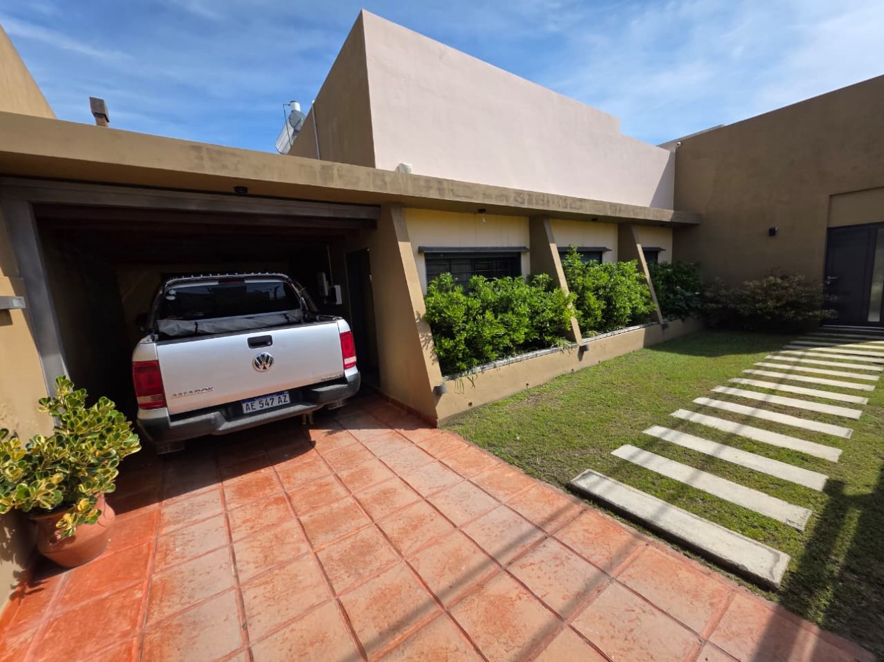 VENDO HERMOSA CASA 4 DOR, 4 BAÑOS, JARDIN, PILETA U$S 240.000.-