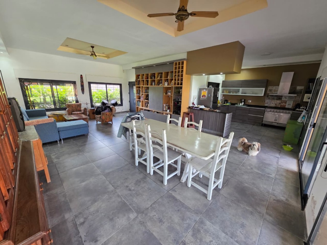 VENDO HERMOSA CASA 4 DOR, 4 BAÑOS, JARDIN, PILETA U$S 240.000.-