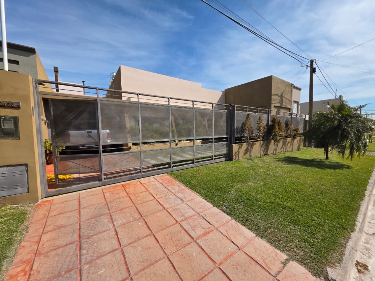 VENDO HERMOSA CASA 4 DOR, 4 BAÑOS, JARDIN, PILETA U$S 240.000.-