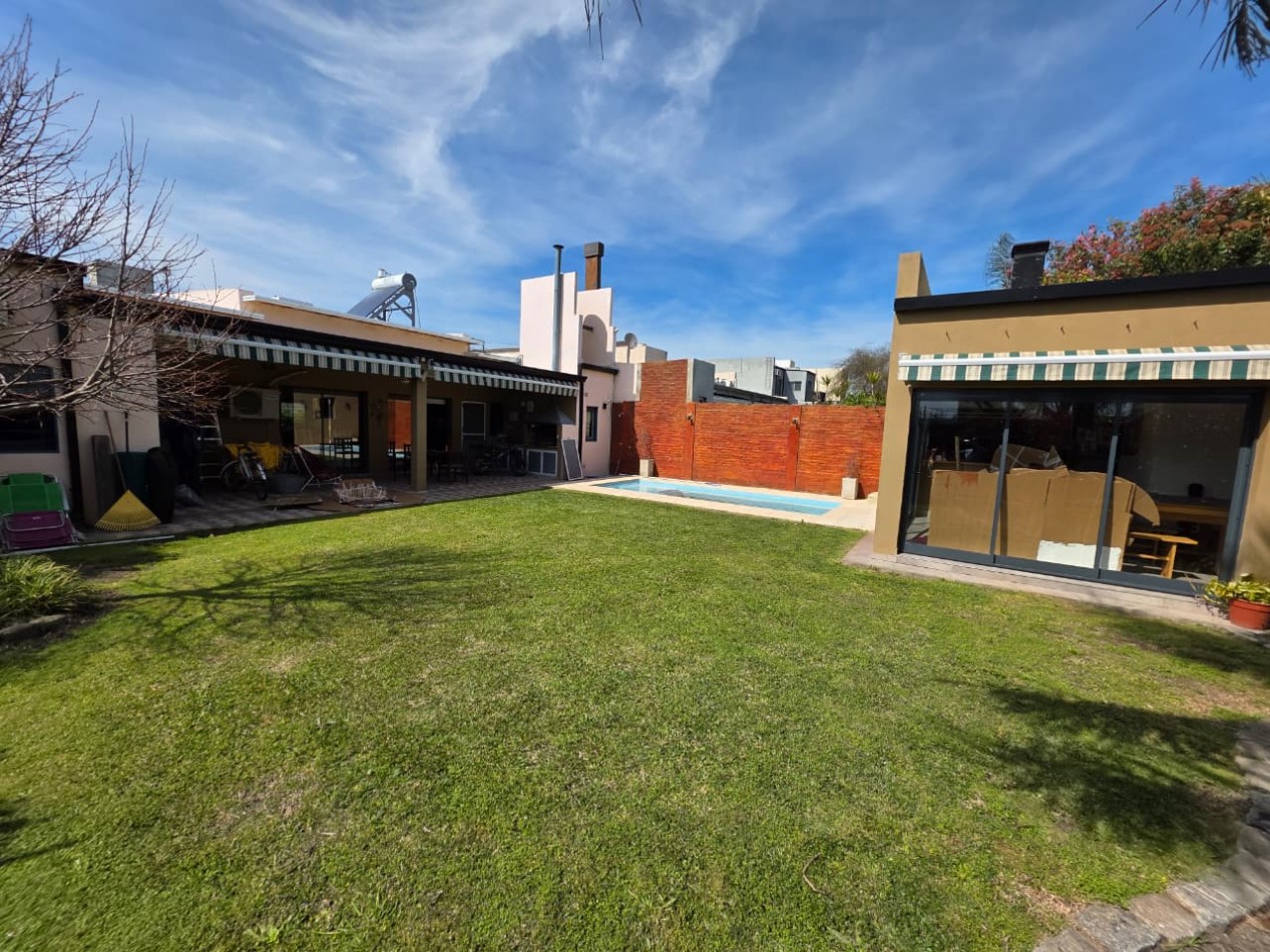 VENDO HERMOSA CASA 4 DOR, 4 BAÑOS, JARDIN, PILETA U$S 240.000.-