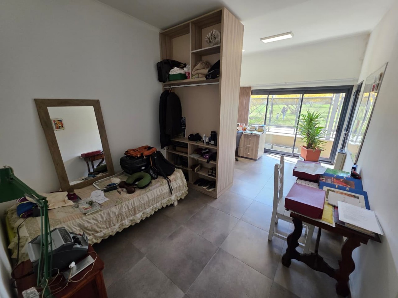 VENDO HERMOSA CASA 4 DOR, 4 BAÑOS, JARDIN, PILETA U$S 240.000.-