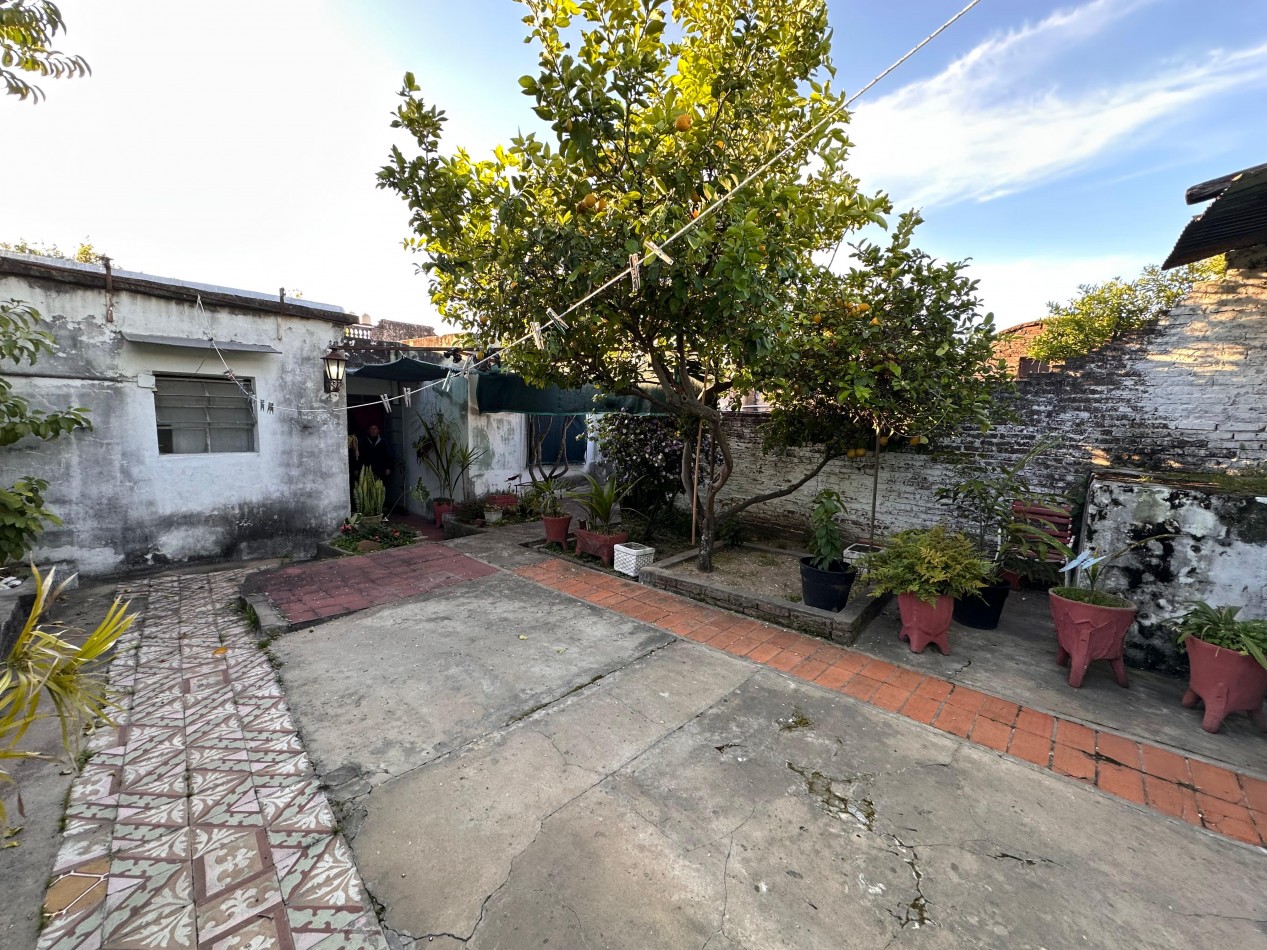 VENDO CASA 3 DORMITORIOS, 2 BAÑOS, COCHERA, PATIO Y QUINCHO. ZONA CENTRO U$D 117.000 .