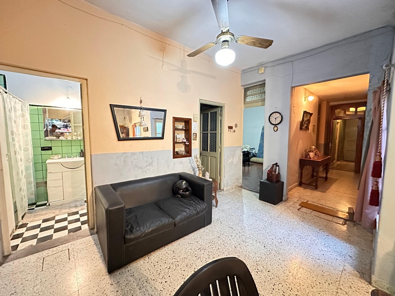 VENDO CASA 3 DORMITORIOS, 2 BAÑOS, COCHERA, PATIO Y QUINCHO. ZONA CENTRO U$D 117.000 .