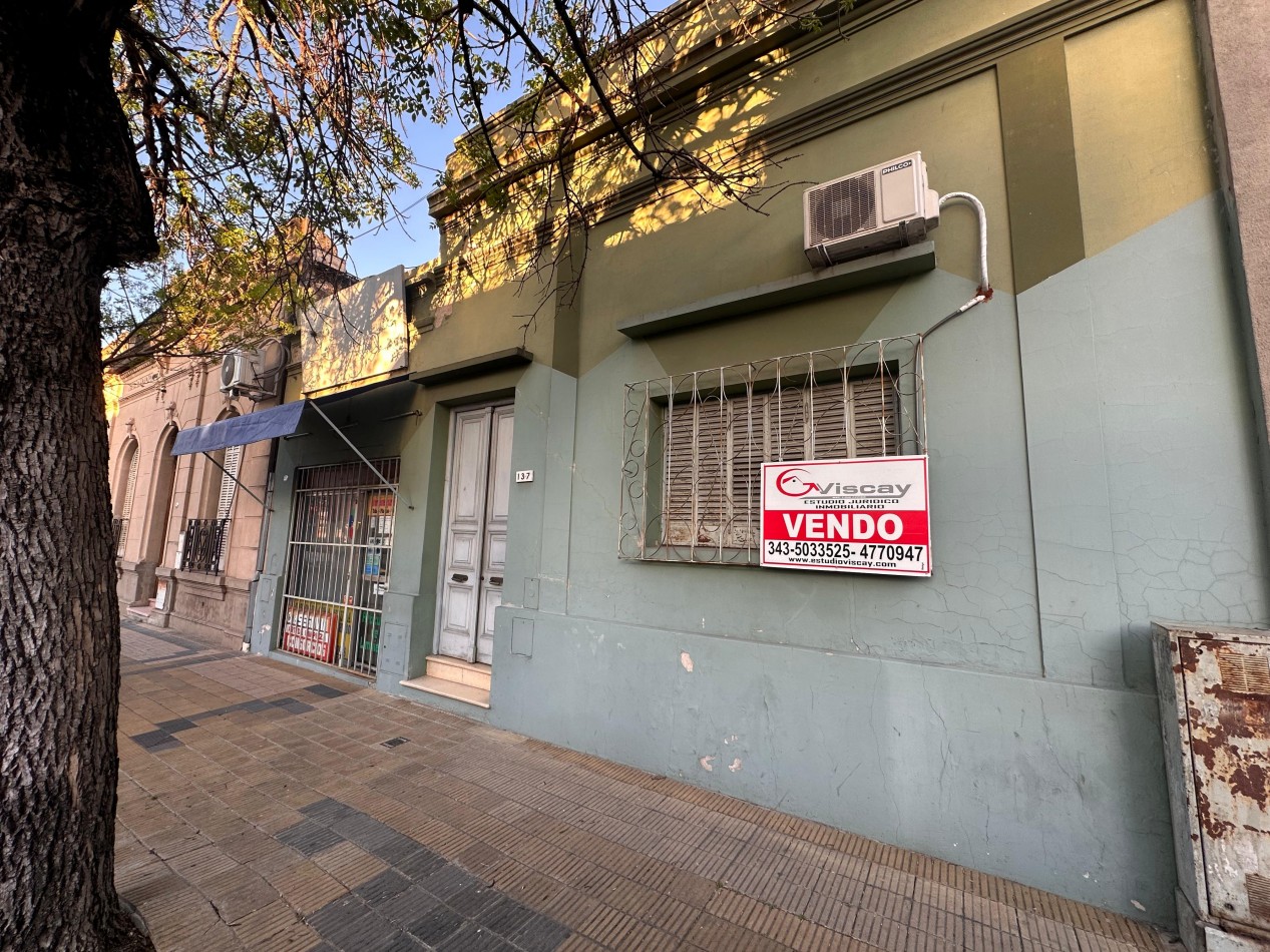 VENDO CASA 3 DORMITORIOS, 2 BAÑOS, COCHERA, PATIO Y QUINCHO. ZONA CENTRO U$D 117.000 .