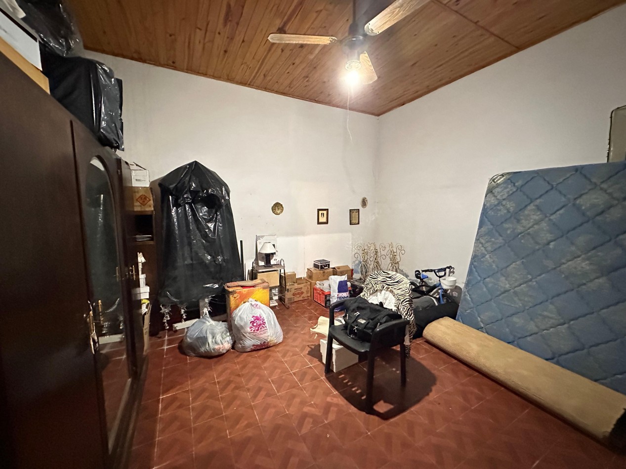 VENDO CASA 3 DORMITORIOS, 2 BAÑOS, COCHERA, PATIO Y QUINCHO. ZONA CENTRO U$D 117.000 .