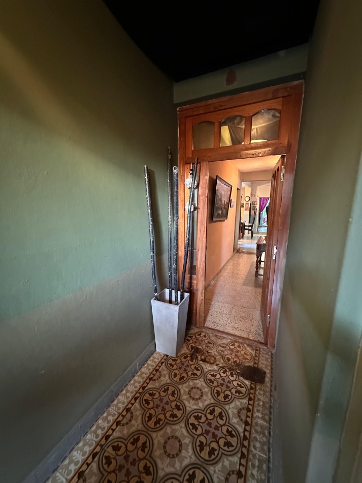VENDO CASA 3 DORMITORIOS, 2 BAÑOS, COCHERA, PATIO Y QUINCHO. ZONA CENTRO U$D 117.000 .