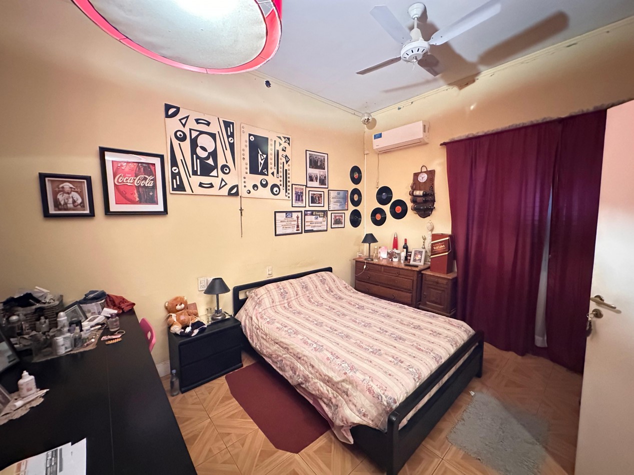 VENDO CASA 3 DORMITORIOS, 2 BAÑOS, COCHERA, PATIO Y QUINCHO. ZONA CENTRO U$D 117.000 .