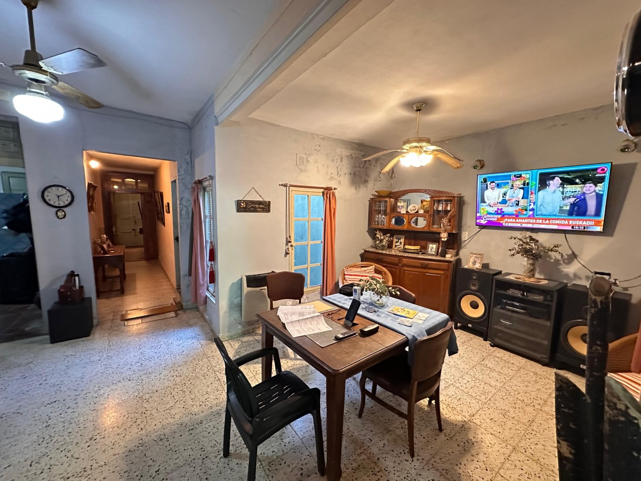 VENDO CASA 3 DORMITORIOS, 2 BAÑOS, COCHERA, PATIO Y QUINCHO. ZONA CENTRO U$D 117.000 .