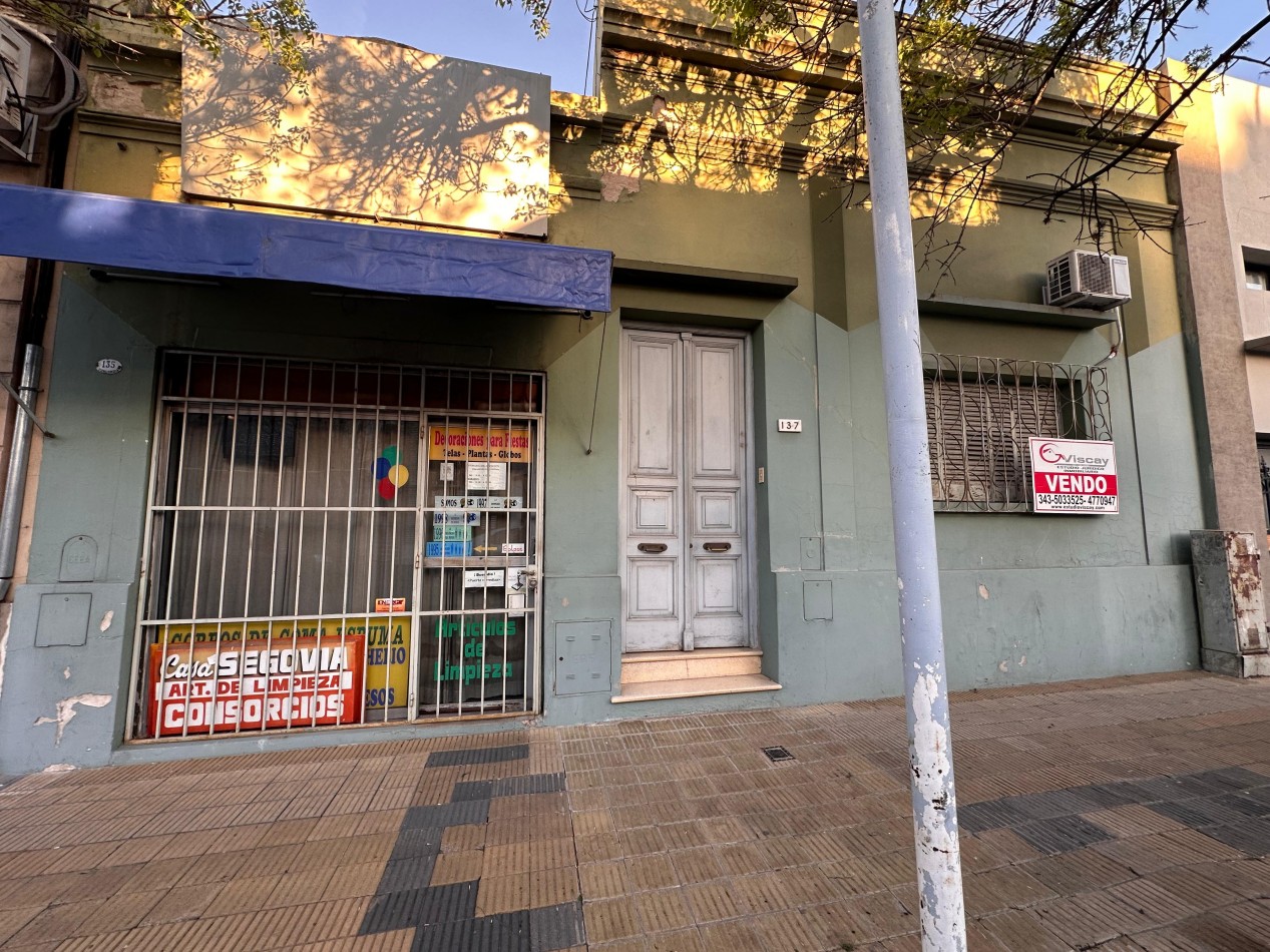 VENDO CASA 3 DORMITORIOS, 2 BAÑOS, COCHERA, PATIO Y QUINCHO. ZONA CENTRO U$D 117.000 .