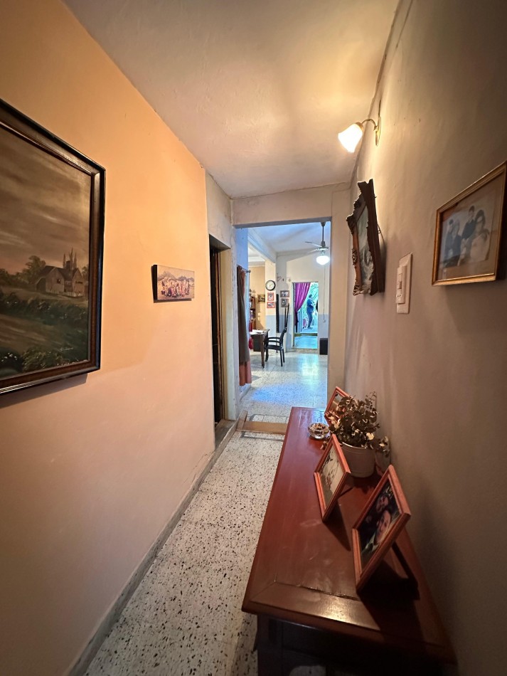 VENDO CASA 3 DORMITORIOS, 2 BAÑOS, COCHERA, PATIO Y QUINCHO. ZONA CENTRO U$D 117.000 .
