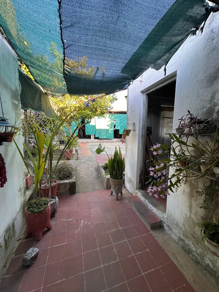VENDO CASA 3 DORMITORIOS, 2 BAÑOS, COCHERA, PATIO Y QUINCHO. ZONA CENTRO U$D 117.000 .