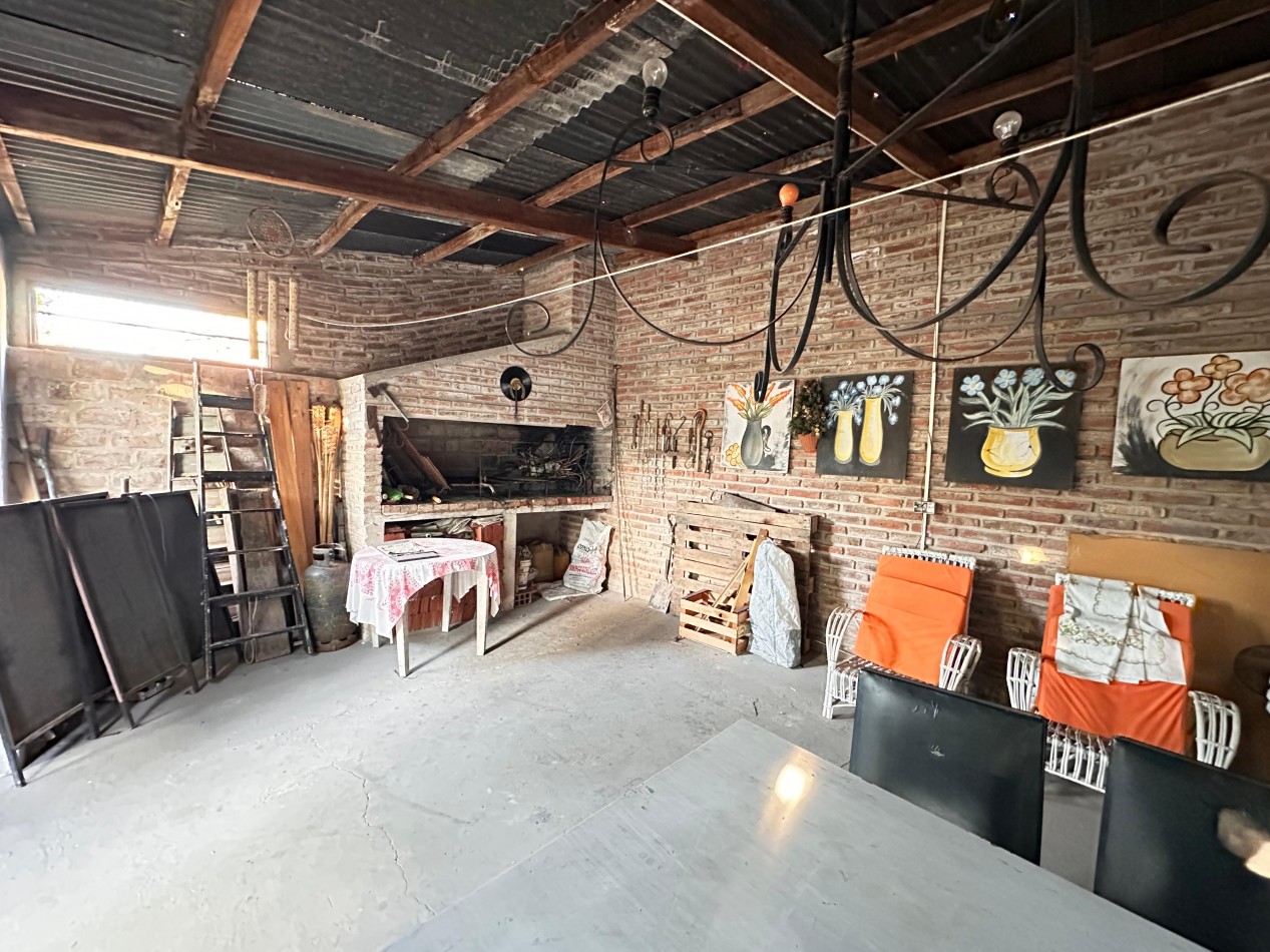 VENDO CASA 3 DORMITORIOS, 2 BAÑOS, COCHERA, PATIO Y QUINCHO. ZONA CENTRO U$D 117.000 .
