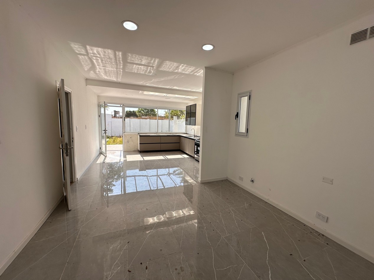 VENDO CASA 2 DOR, 2 BAÑOS, COCHERA, PATIO CON VERDE. ZONA CENTRO U$D 150.000