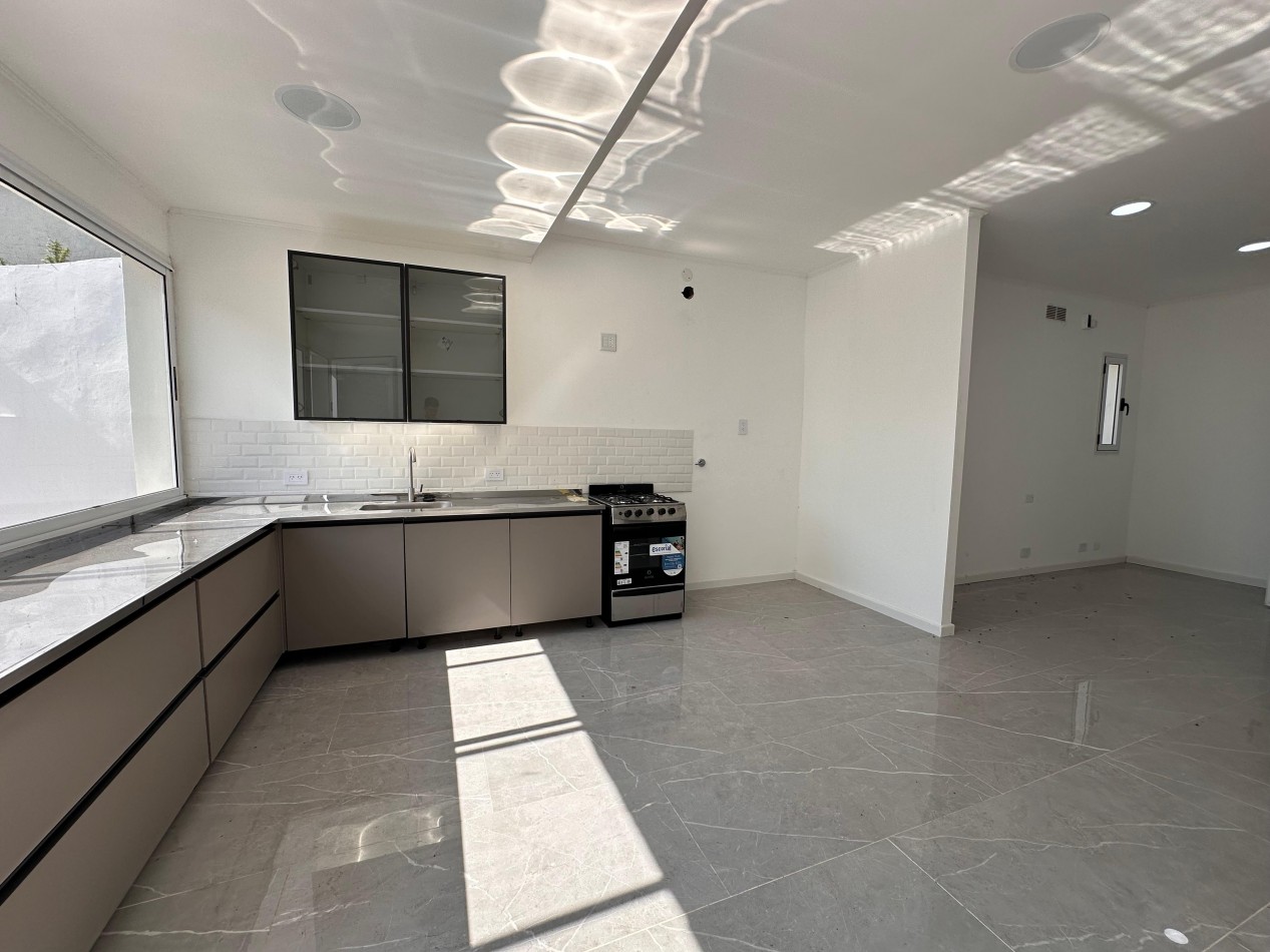 VENDO CASA 2 DOR, 2 BAÑOS, COCHERA, PATIO CON VERDE. ZONA CENTRO U$D 150.000