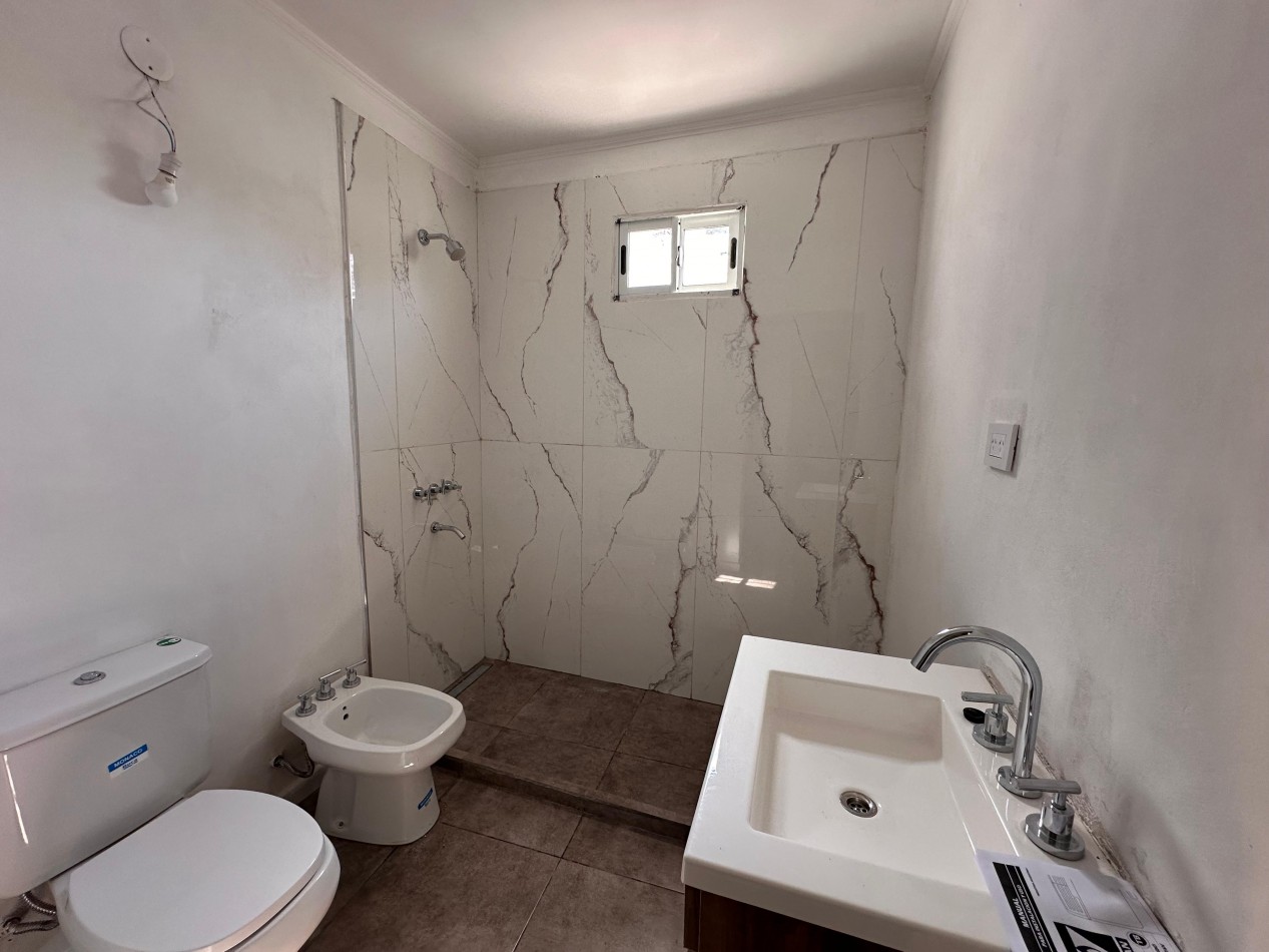 VENDO CASA 2 DOR, 2 BAÑOS, COCHERA, PATIO CON VERDE. ZONA CENTRO U$D 150.000