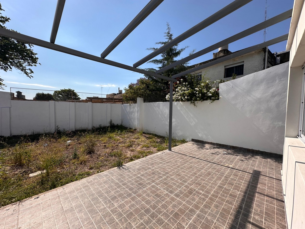 VENDO CASA 2 DOR, 2 BAÑOS, COCHERA, PATIO CON VERDE. ZONA CENTRO U$D 150.000