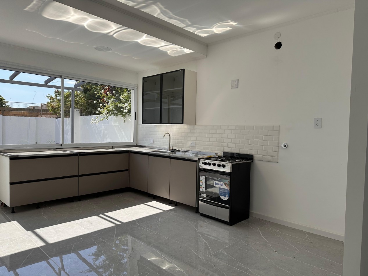 VENDO CASA 2 DOR, 2 BAÑOS, COCHERA, PATIO CON VERDE. ZONA CENTRO U$D 150.000