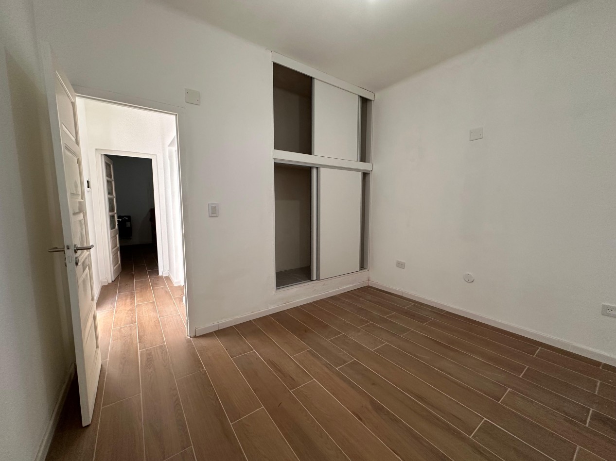 VENDO CASA 2 DOR, 2 BAÑOS, COCHERA, PATIO CON VERDE. ZONA CENTRO U$D 150.000