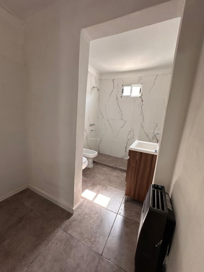 VENDO CASA 2 DOR, 2 BAÑOS, COCHERA, PATIO CON VERDE. ZONA CENTRO U$D 150.000