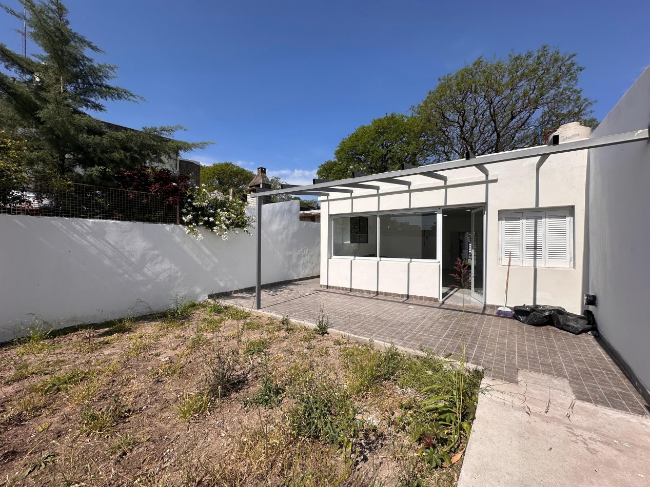 VENDO CASA 2 DOR, 2 BAÑOS, COCHERA, PATIO CON VERDE. ZONA CENTRO U$D 150.000