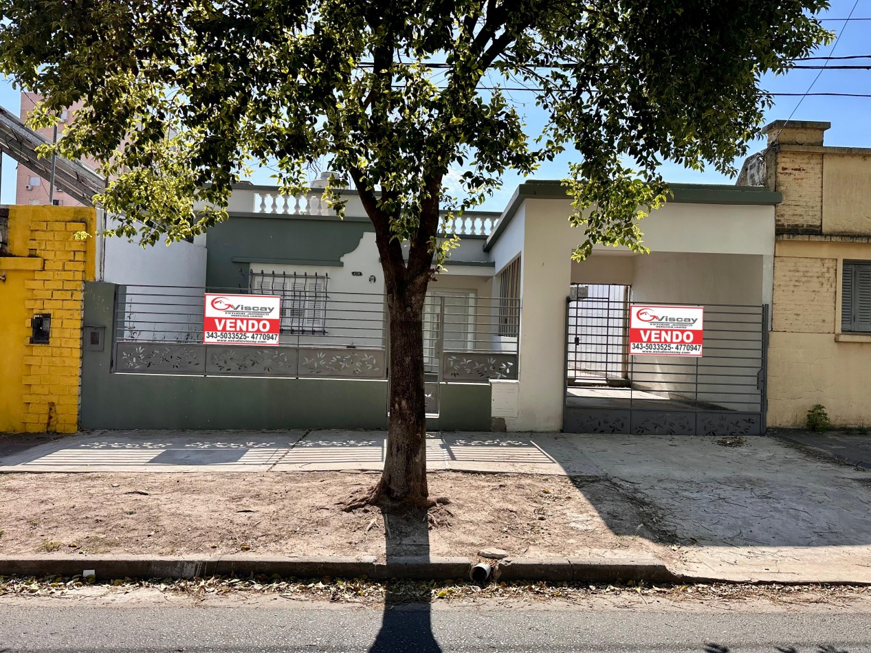 VENDO CASA 2 DOR, 2 BAÑOS, COCHERA, PATIO CON VERDE. ZONA CENTRO U$D 150.000