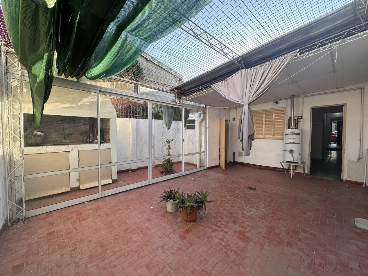 VENDO CASA A MODERNIZAR. 2 DORM. 2 BAÑOS