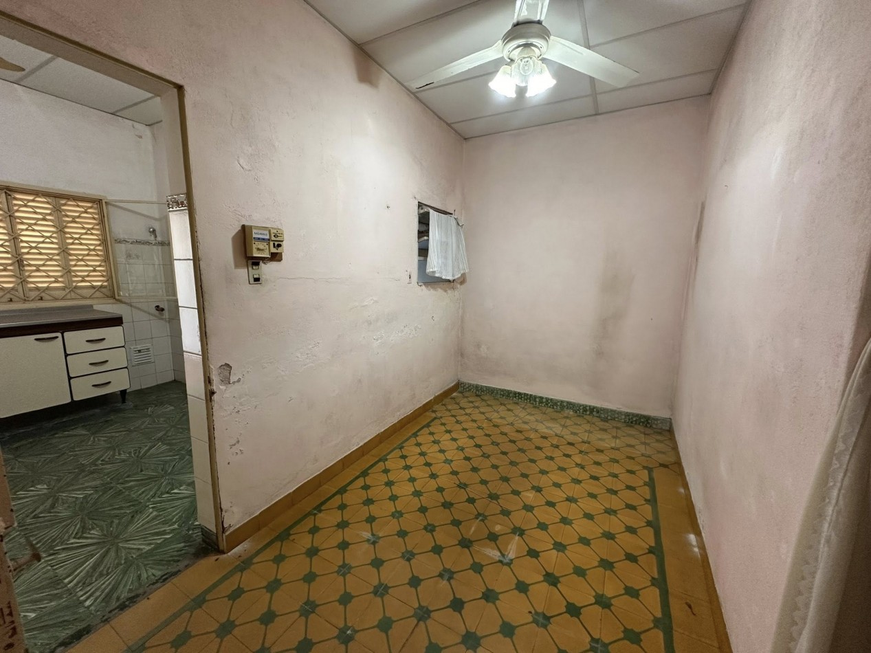VENDO CASA A MODERNIZAR. 2 DORM. 2 BAÑOS