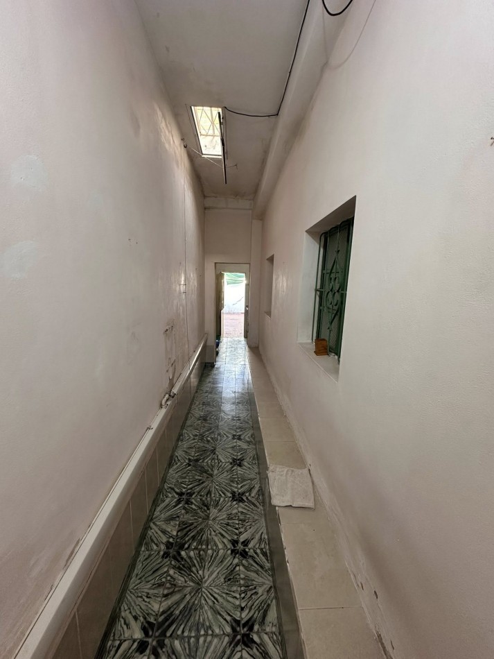 VENDO CASA A MODERNIZAR. 2 DORM. 2 BAÑOS