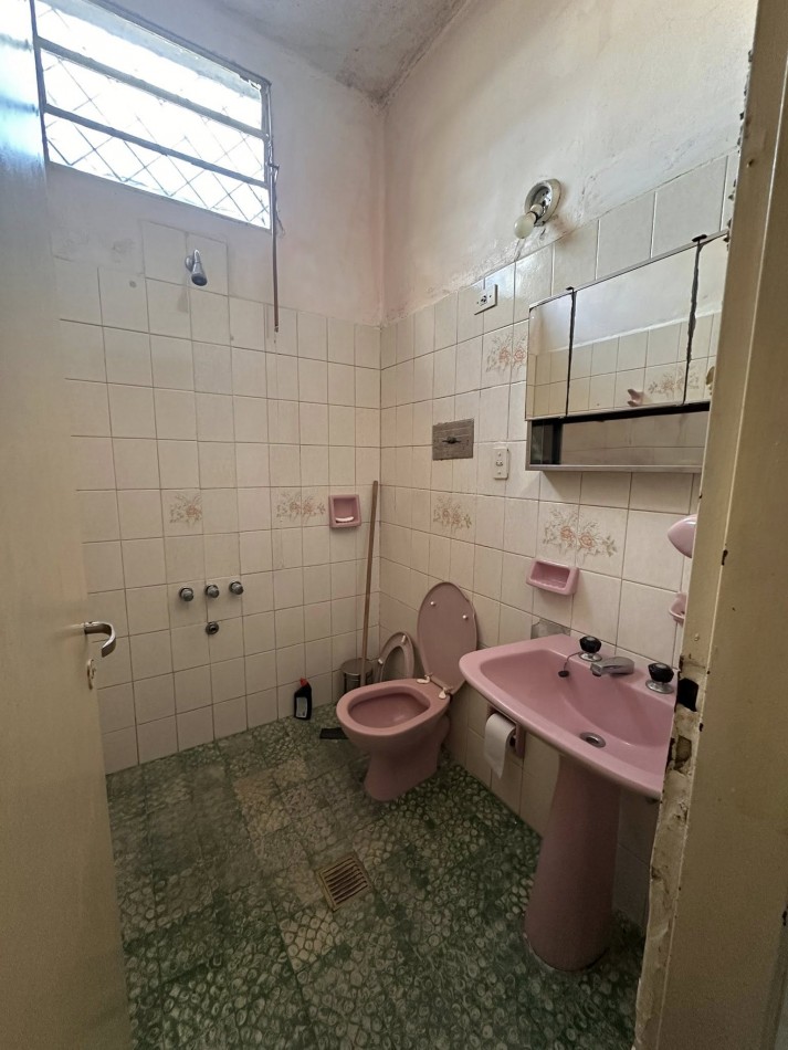 VENDO CASA A MODERNIZAR. 2 DORM. 2 BAÑOS