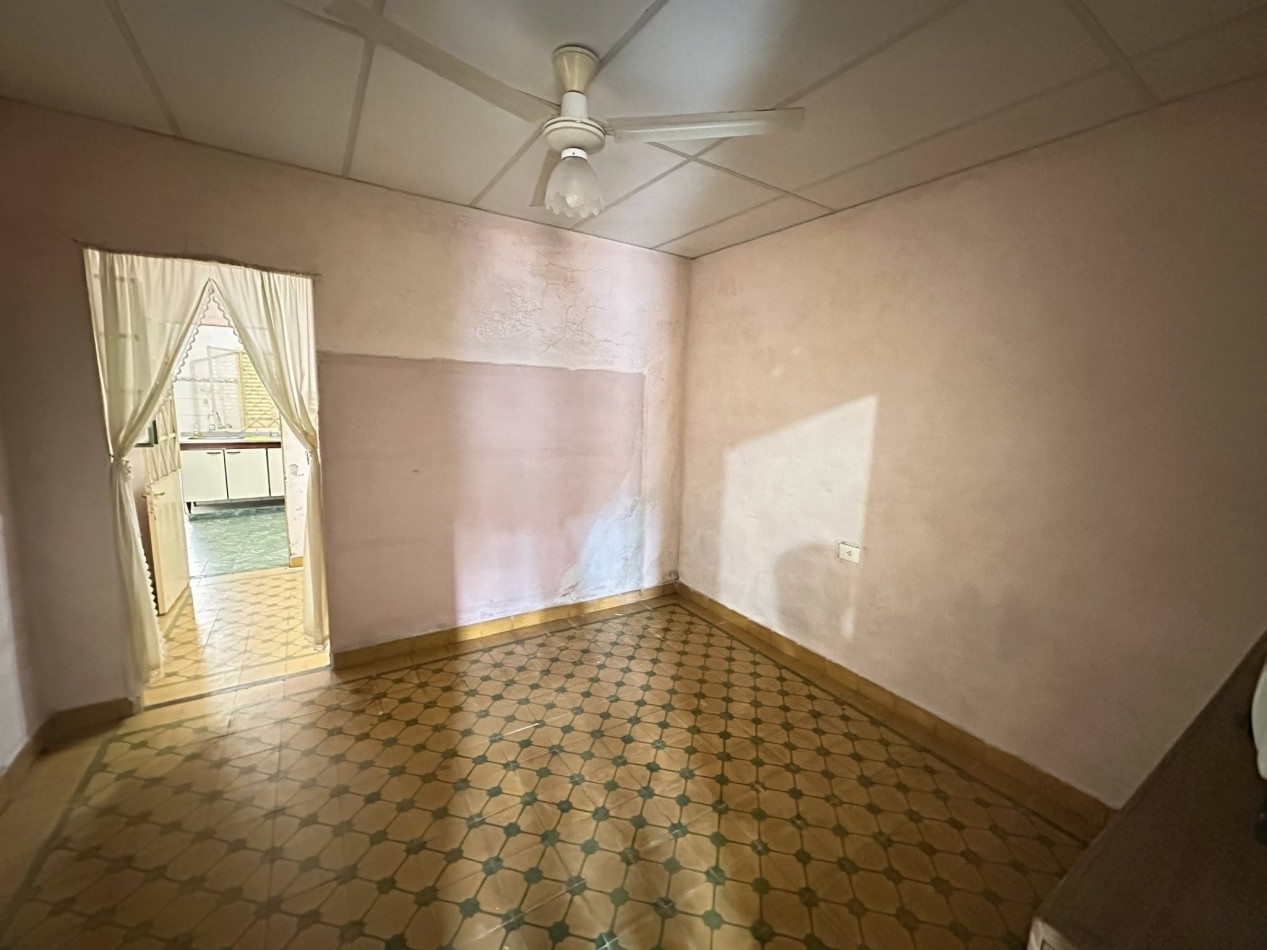 VENDO CASA A MODERNIZAR. 2 DORM. 2 BAÑOS