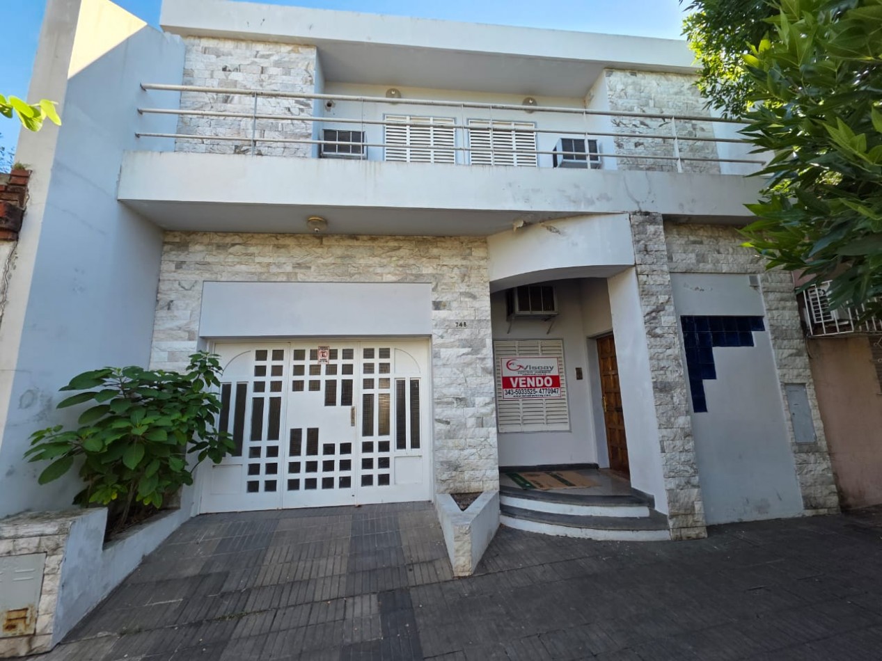 VENDO IMPORTANTE CASA CENTRICA 5 DORMITORIOS, 2 COCHERAS, PILETA U$D 180.000.-
