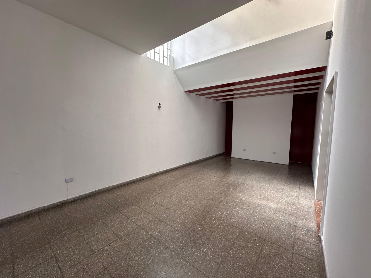 VENDO IMPORTANTE CASA CENTRICA 5 DORMITORIOS, 2 COCHERAS, PILETA U$D 180.000.-