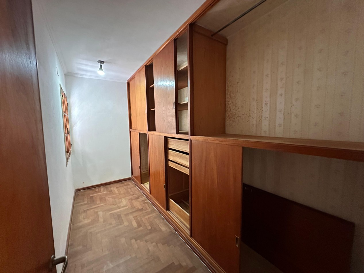 VENDO IMPORTANTE CASA CENTRICA 5 DORMITORIOS, 2 COCHERAS, PILETA U$D 180.000.-