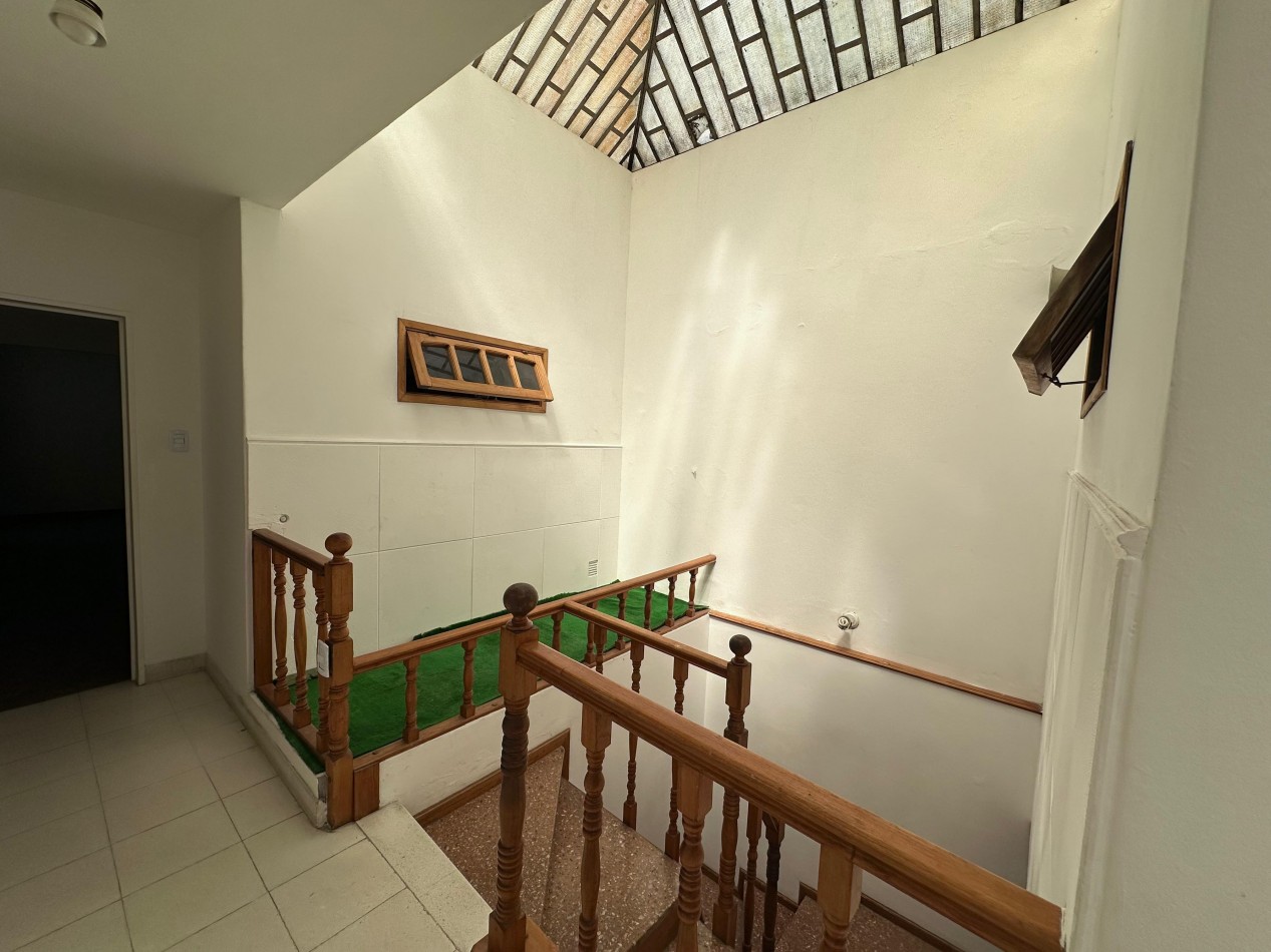 VENDO IMPORTANTE CASA CENTRICA 5 DORMITORIOS, 2 COCHERAS, PILETA U$D 180.000.-